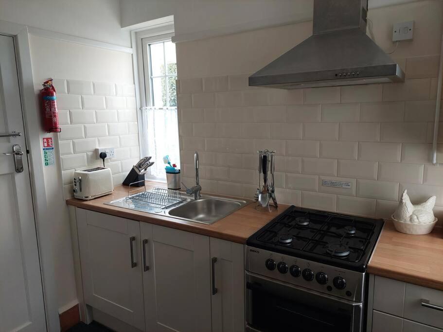 Private Apartment, Parking, Sea And Country Views Lyme Regis Bagian luar foto