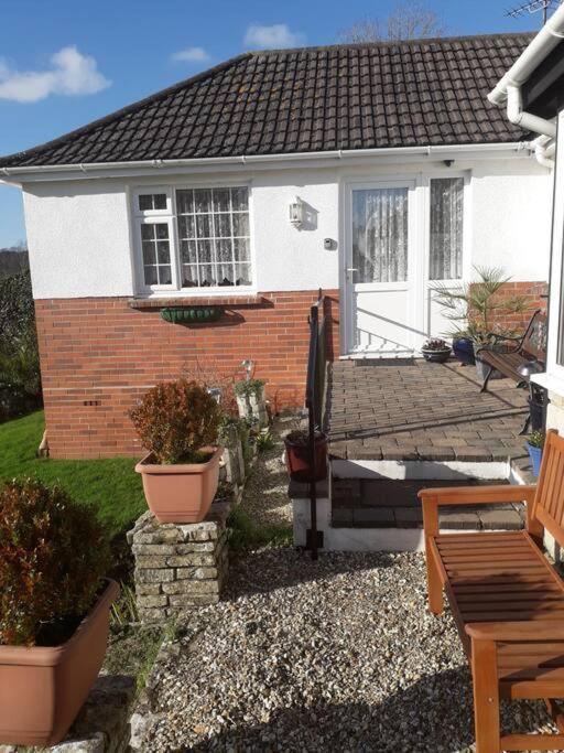 Private Apartment, Parking, Sea And Country Views Lyme Regis Bagian luar foto