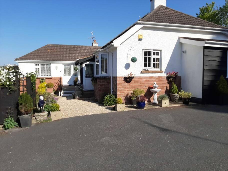 Private Apartment, Parking, Sea And Country Views Lyme Regis Bagian luar foto