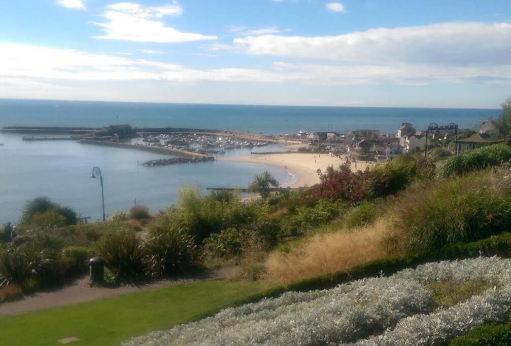 Private Apartment, Parking, Sea And Country Views Lyme Regis Bagian luar foto