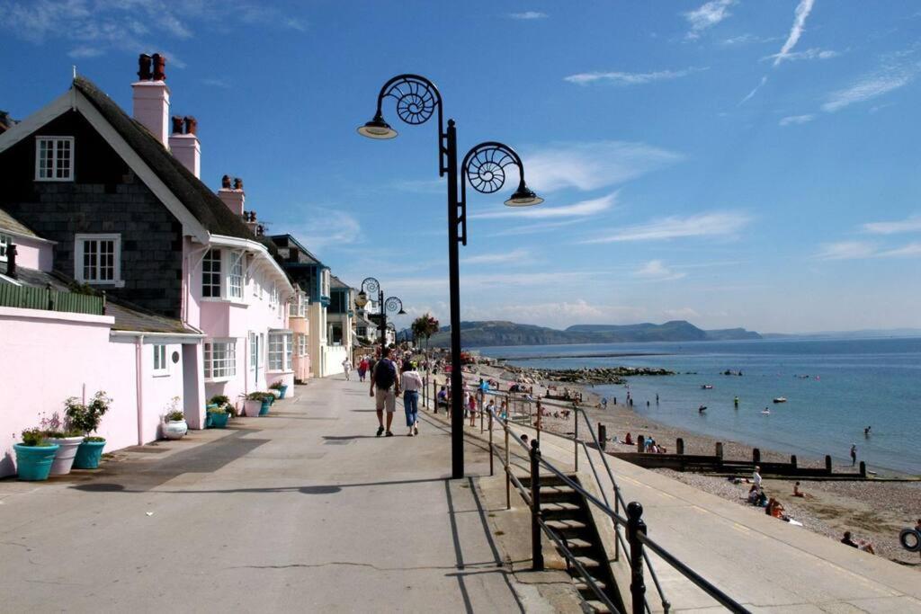 Private Apartment, Parking, Sea And Country Views Lyme Regis Bagian luar foto
